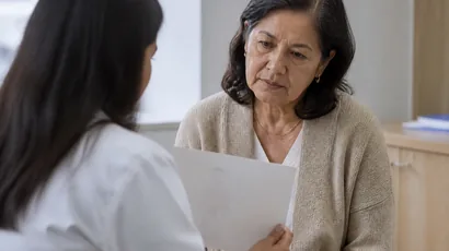 Cardióloga explicando a una paciente el resultado del estudio de sus válvulas
